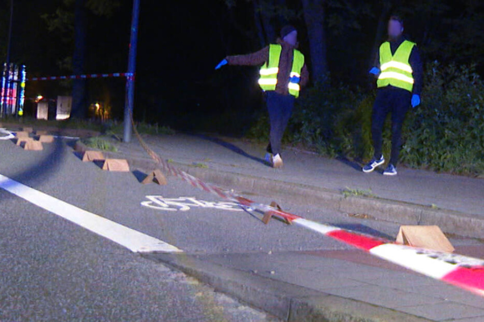 Polizeibeamte sichern den Tatort ab und sichern Spuren.
