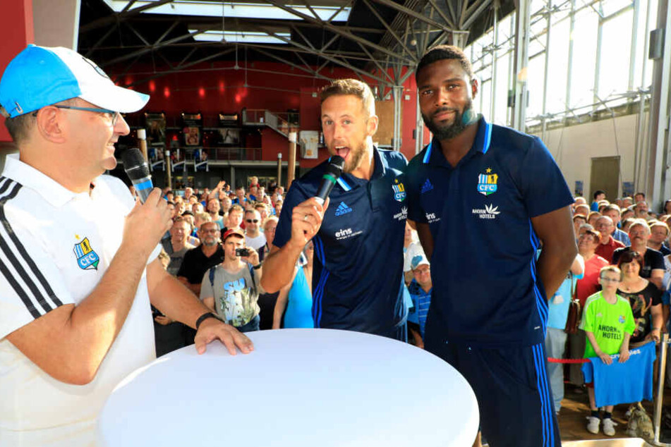 CFC-Kapitän Marc Endres (M.) und Emmanuel Mbende (r.) stimmten die Fans zur Teampräsentation der Galerie Roter Turm ein.