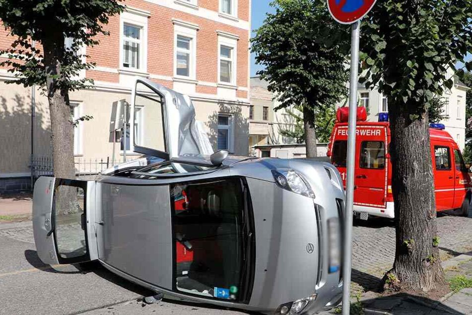 Der Daihatsu landete auf der Seite.