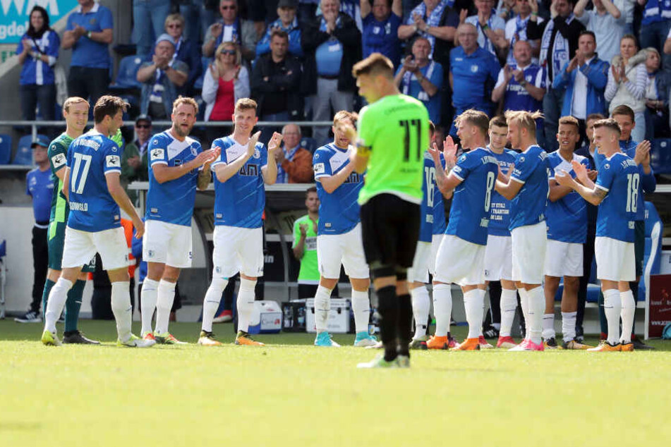 Marius Sowislo wurde beim 1. FC Magdeburg gebührend verabschiedet. Die Spieler bildeten ein Spalier, auch von den Chemnitzern wie Daniel Frahn (Nummer 11) gab's Beifall.