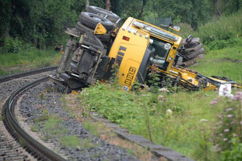 Der Bagger kippte auf grader Strecke einfach um.