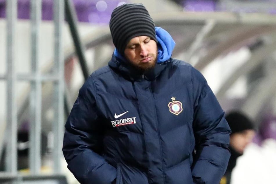 Das Gesicht spricht Bände: FCE-Coach Hannes Drews konnte teilweise nicht mehr mit anschauen, was seine Jungs spielten.