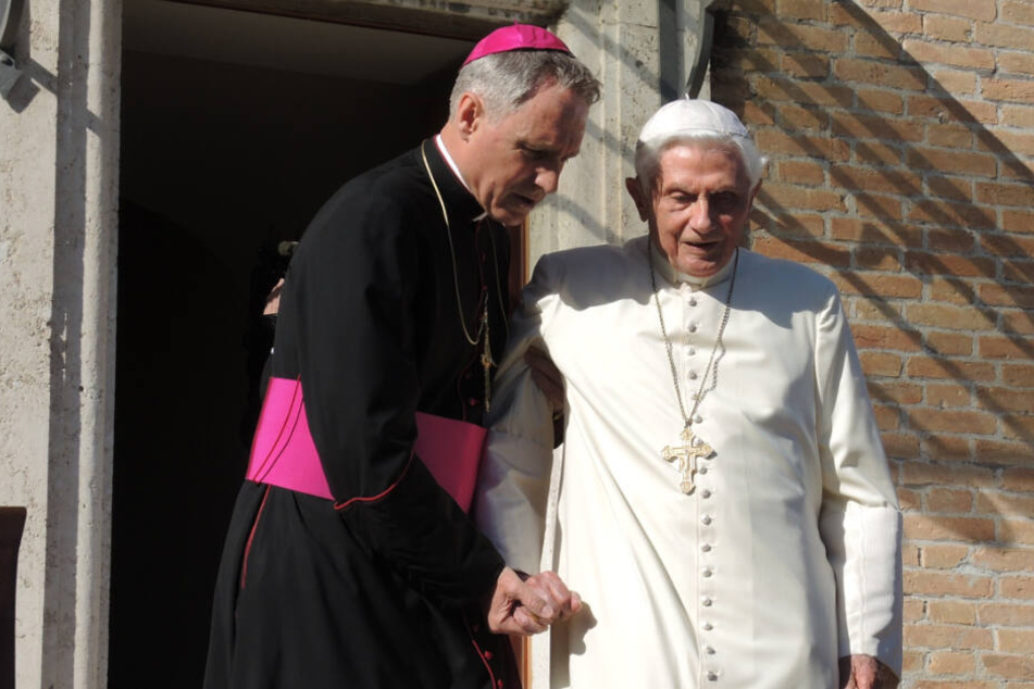 Ratzinger mit seinem Privatsekretär Georg Gänswein.