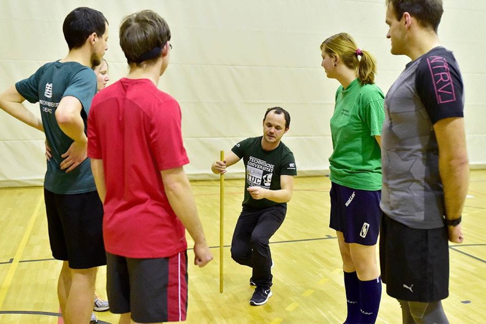 Jeden Mittwoch erklärt Mike Stummvoll (26) seinen Team-Mitgliedern die Geheimnisse des "Quidditch"-Sports.