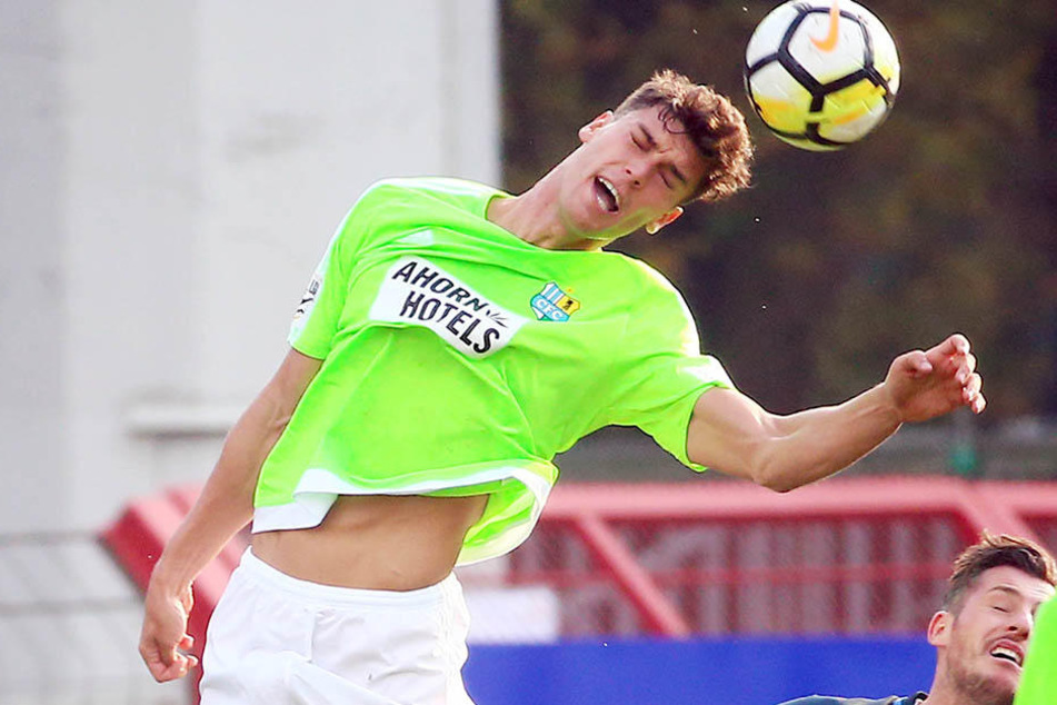 Wenn Myroslav Slavov mit seinen
1,97 m auch noch in die Höhe steigt, ist er beim Kopfball kaum schlagbar.