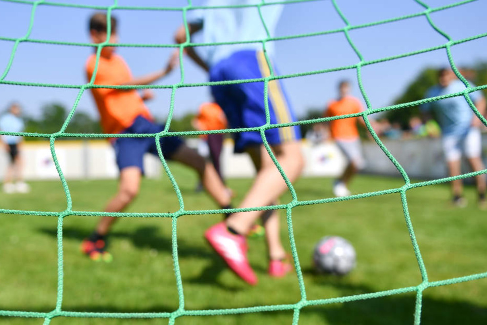 Die Unbekannten versuchen über das Internet Kontakt zu Jugendfußballern aufzunehmen. (Symbolbild)