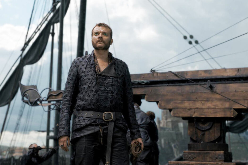 Euron Graufreud (Pilou Asbaek) kann der Wut Drogons mit seiner Flotte nichts entgegensetzen.