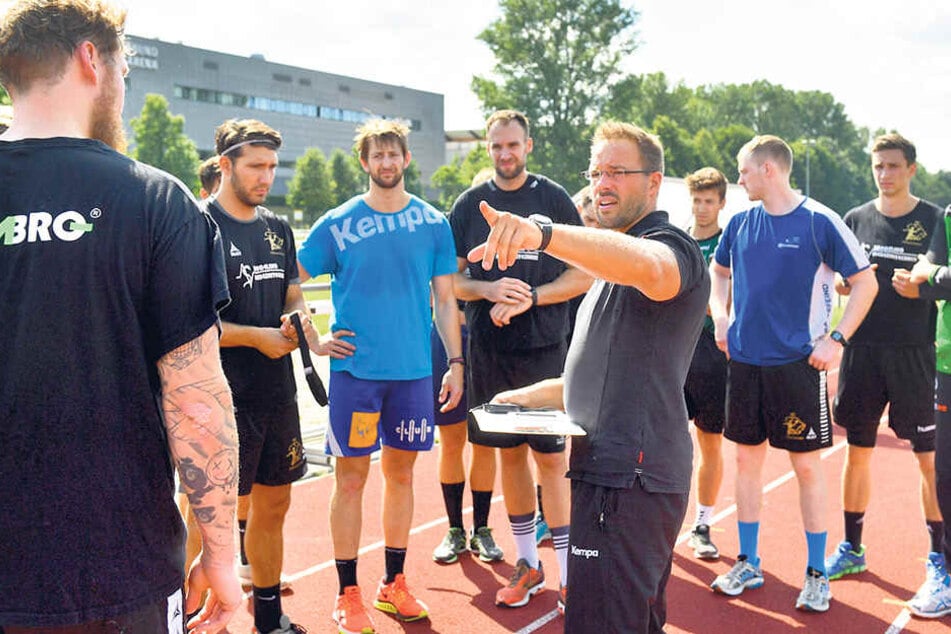 Christian Pöhler gibt hier beim Training die Richtung vor. Aber der HCE-Coach hat auch schon einen(Punkte-)Plan für die erste Saison in der 2. Liga erarbeitet.