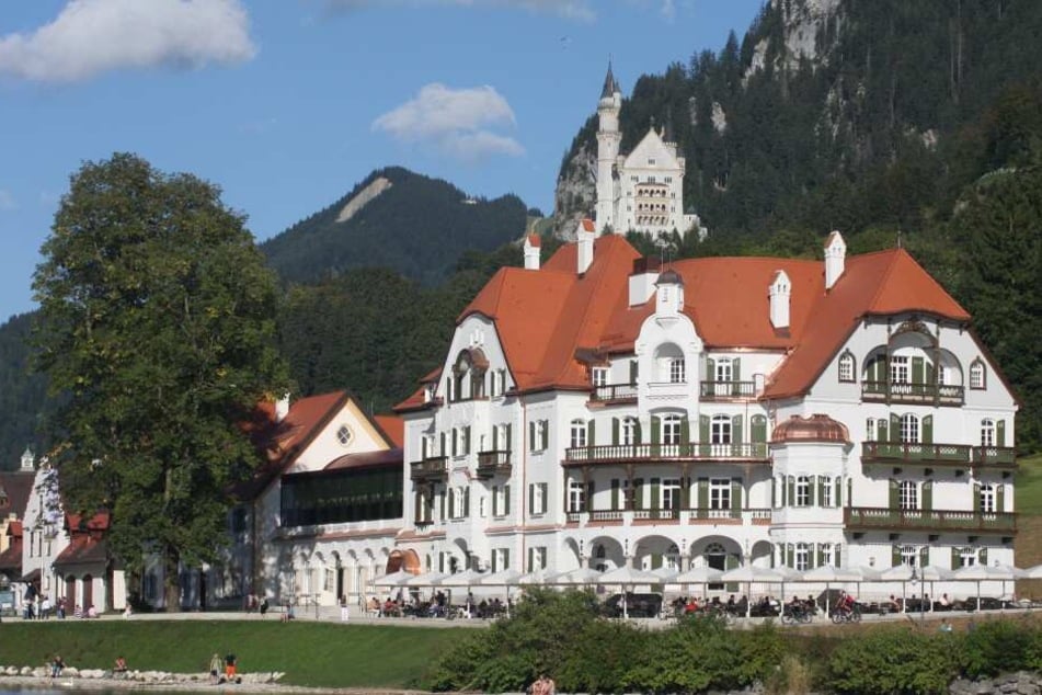 Das Hotel Ameron Neuschwanstein Alpsee Resort & Spa. Um den Namen des Hotels gab es einen Streit zwischen der Hotelgruppe und der Bayerischen Schlösserverwaltung.