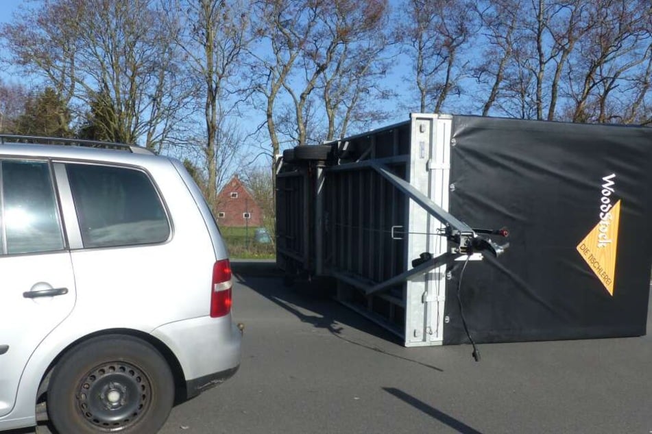 Ein umgekippter Anhänger liegt quer auf einer Bundesstraße in Schleswig-Holstein.