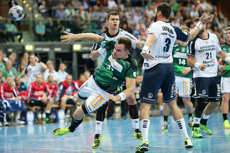 Das Team von Trainer Christian Prokop konnte dem Tabellenzweiten nur in der ersten Viertelstunde Paroli bieten. V.l.n.r.: Benjamin Meschke (DHfK) , Rasmus Lauge (hi., Flensburg) und Tobias Karlsson (Flensburg)