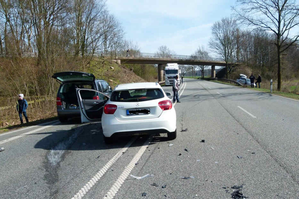 Der VW und Mercedes kamen auf der B482 zum Stehen, der Ford landete im Straßengraben.