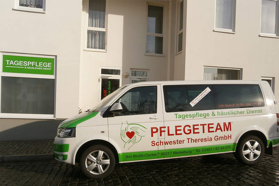 Der Bus darf nicht vor der Einrichtung parken, da die Straße zu schmal ist.