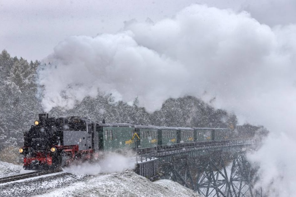 Die Fichtelbergbahn dampft durch das weiße Winterwunderland rund um den Fichtelberg.