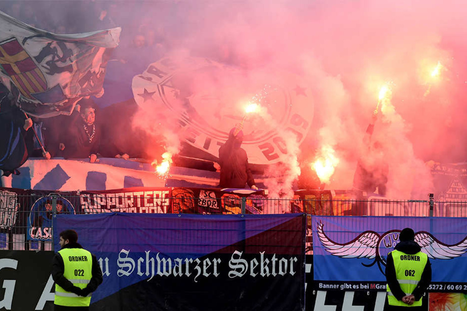 In Lotte zündelten die SCP-Anhänger mit bengalischem Feuer.