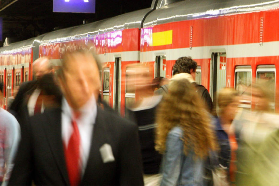 Fahrgäste des RMV kannten in der Vergangenheit nur Preiserhöhungen (Archivbild).