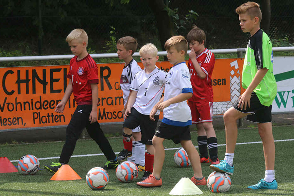 Fußballschulen in Gütersloh könnten bald teurer werden, weil die Kommunen dafür kassieren sollen.