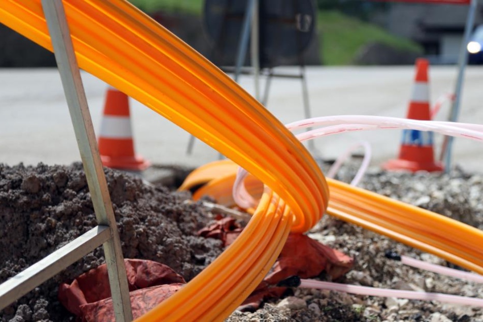 Die Verlegung von Glasfaserkabeln soll bald überall für schnelles Internet sorgen. (Symbolbild)