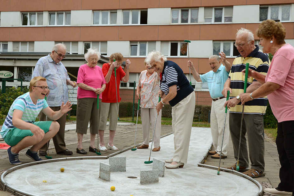 Jeder dritte Leipziger über 55 Jahren wohnt in der Platte. Auf dem Bild: Die "Lange Lene" in der Lene-Voigt-Straße.