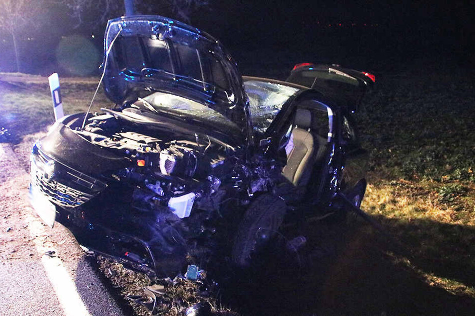 Aus diesem Wrack musste eine schwer verletzte Frau (43) geschnitten werden.
