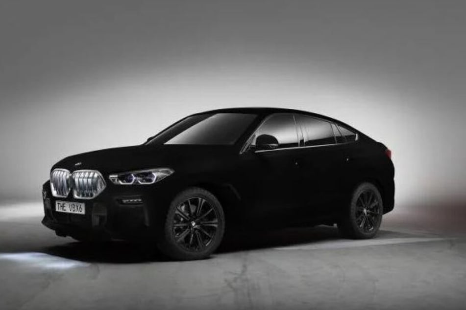 Der BMW X6 in Vantablack reflektiert so wenig, dass er kaum dreidimensional wahrgenommen werden kann.