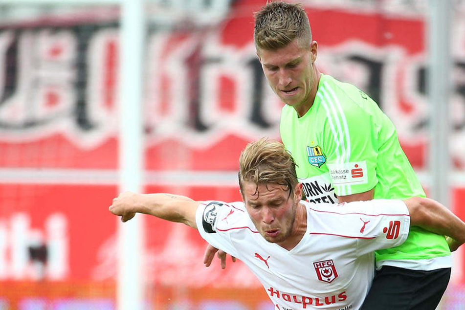 Philipp Türpitz, hier im Zweikampf mit dem Hallenser Florian Brügmann (links) übernimmt die Position des verletzten Torjägers Fink.