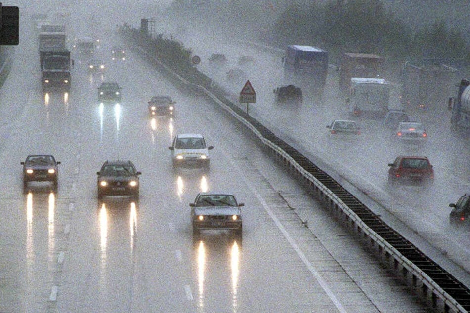 Auf der Autobahn 3 ist es am Freitagabend zu einer heftigen Unfallserie gekommen. (Symbolbild)