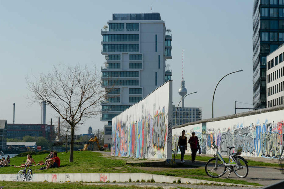 Beliebter Treffpunkt: Die East Side Gallery am Berliner Spree-Ufer in Friedrichshain.