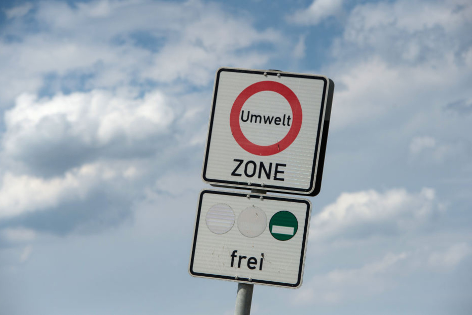 Ein schiefes Umweltzonenschild steht am Ortsausgang des Stadtteils Plieningen. (Symbolbild)