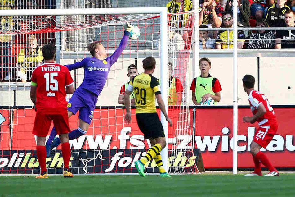 Zwickaus Sinan Tekerci (r.) netzt hier zur 2:1-Führung kurz vor der Pause ein.