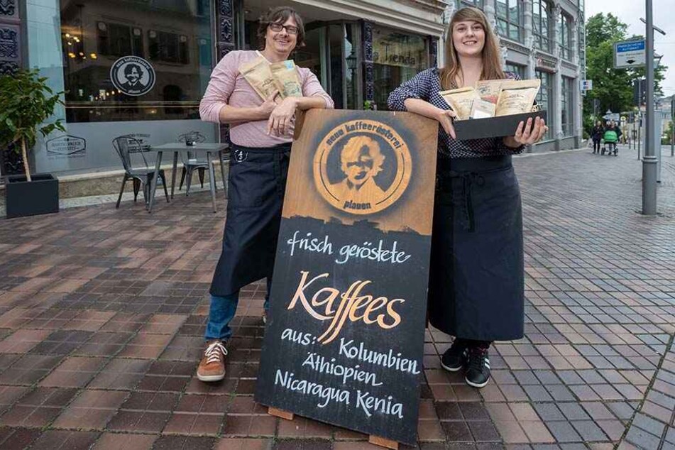 Daniel Zeller (43) und Barista Jessica Pleißner (24) machen Coffein-Junkies glücklich.