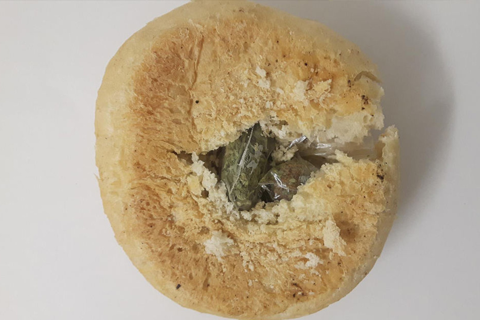 Die Tschechin hatte ein Brötchen ausgehölt und darin die Drogen versteckt.