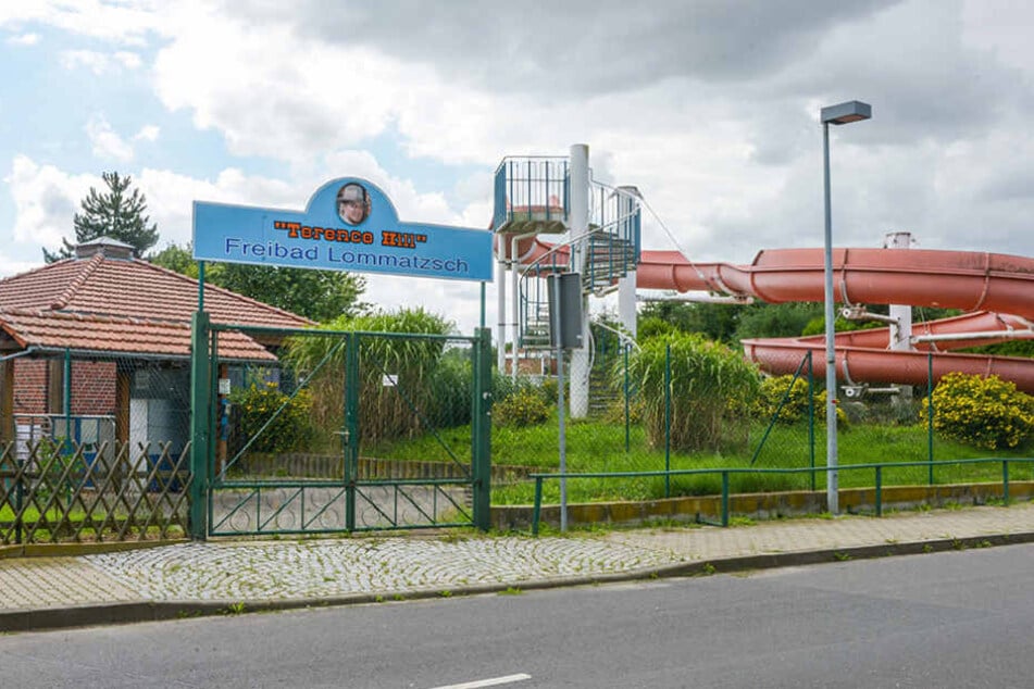 Das über 100 Jahre alte Freibad: Die vom Schauspieler gespendete Rutsche
führt in ein leeres Schwimmbecken.
