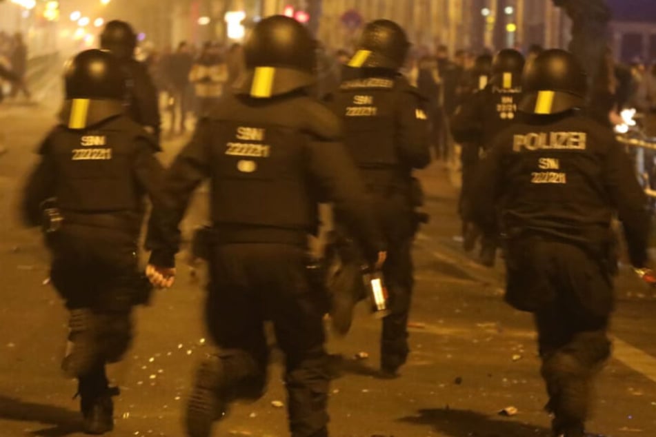 In der Silvesternacht eskalierte die Situation am Connewitzer Kreuz in Leipzig. Ein erster Verdächtiger wurde jetzt freigelassen.
