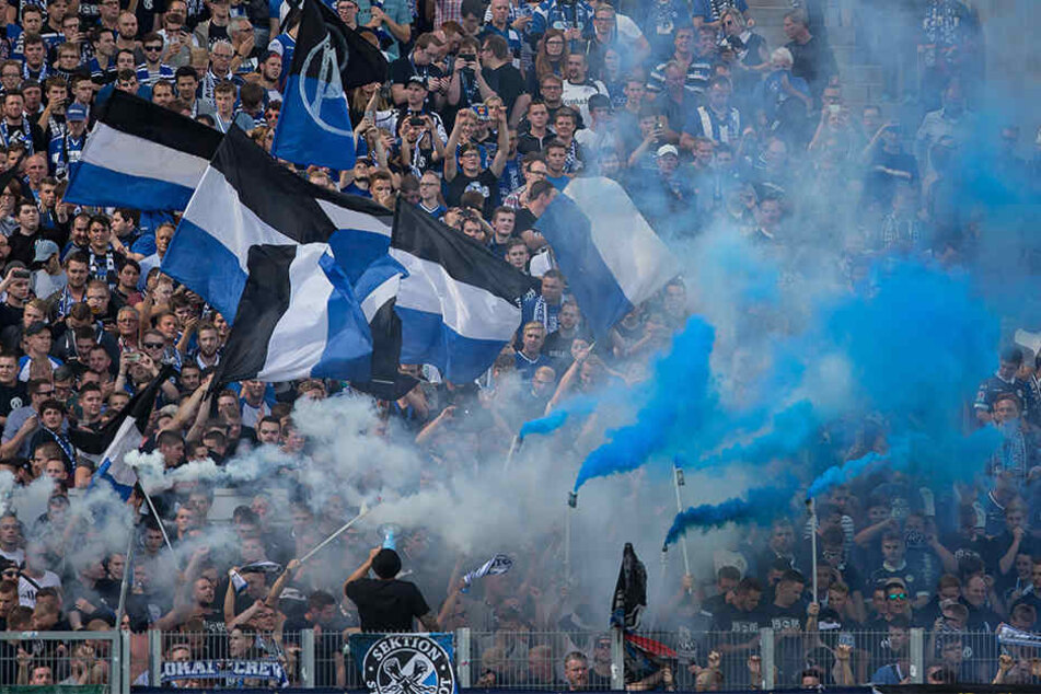 Auch die DSC-Fans zündelten in dieser Saison mit Pyrotechnik. Hier in Essen beim Pokalspiel.