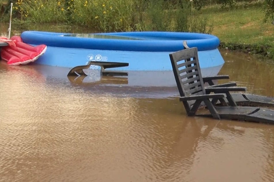Das Foto zeigt einen überschwemmten Garten in Kirchhain.