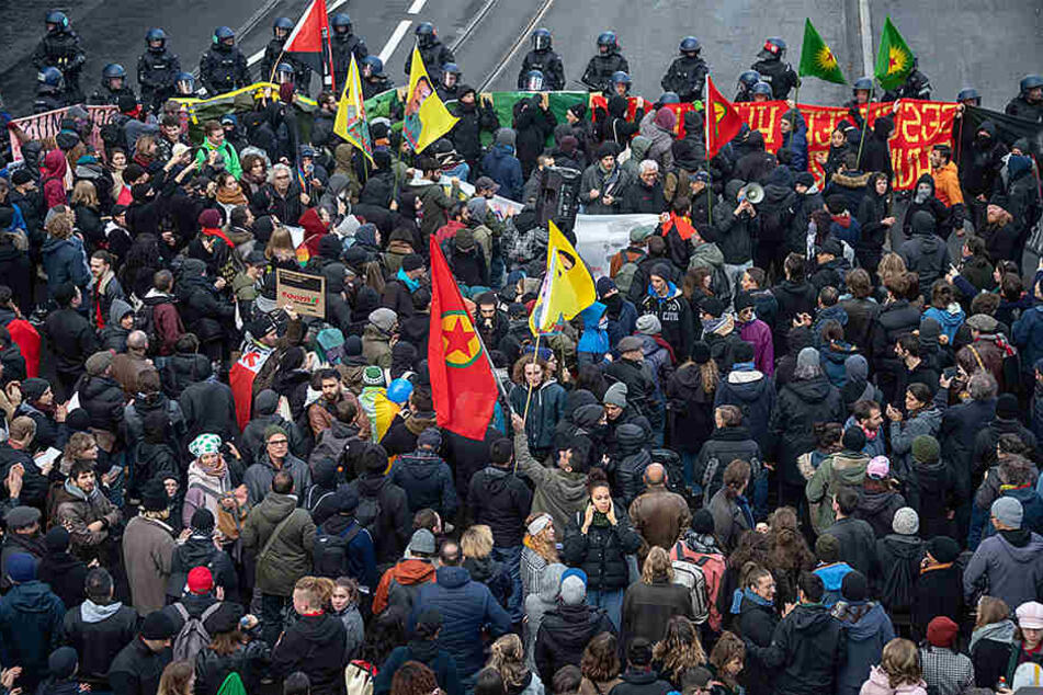 Linke Aktivisten protestieren gegen die von der PNOS (Partei national orientierter Schweizer) organisierte Demonstration gegen den UNO-Migrationspakt.