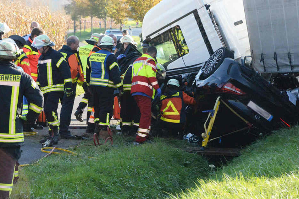 Insgesamt 30 Feuerwehrmänner waren vor Ort um den Mercedes-Fahrer zu retten.