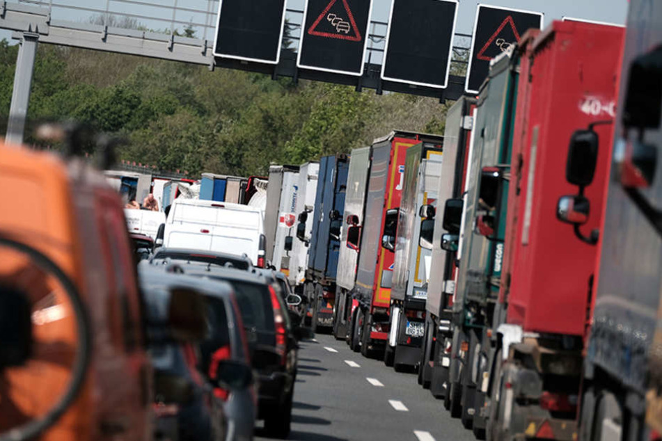 Erneut schaffen andere Verkehrsteilnehmer es nicht, ordnungsgemäß eine Rettungsgasse zu bilden. (Symbolbild)