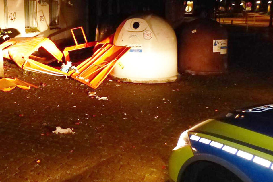 Unbekannte Täter haben am Donnerstagmorgen einen Container gesprengt.