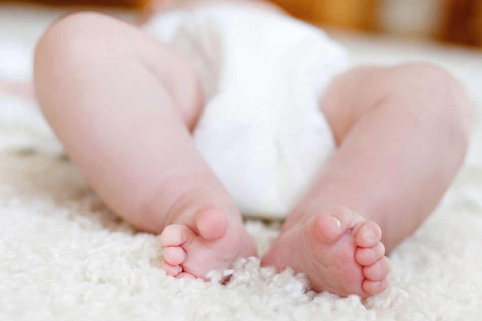 Wenn Babys bereits vor ihrer Geburt Alkohol ausgesetzt sind, kann das bei ihnen schreckliche körperliche Folgen haben. (Symbolbild)