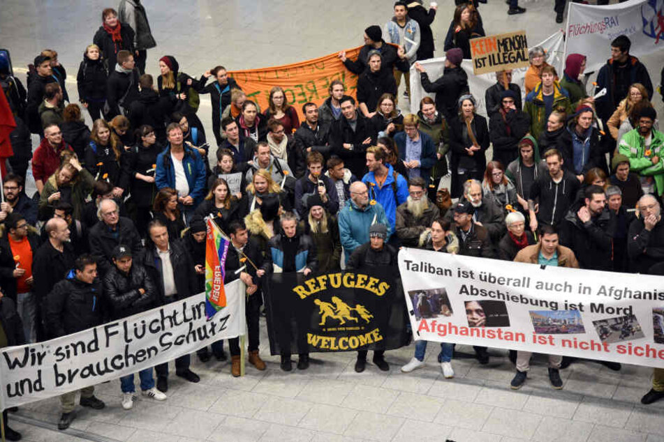 Protestkundgebung der Flüchtlingsinitiativen gegen Sammelabschiebungen nach Afghanistan.