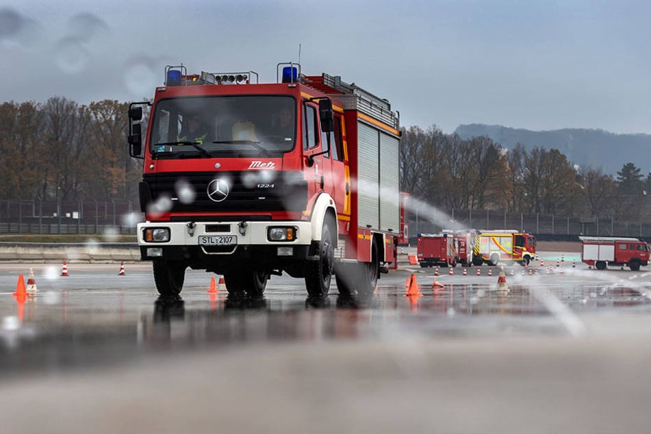 Schlittern auf dem Sachsenring: Beim Bremsen spielt auch die Bereifung der Feuerwehrfahrzeuge eine entscheidende Rolle.