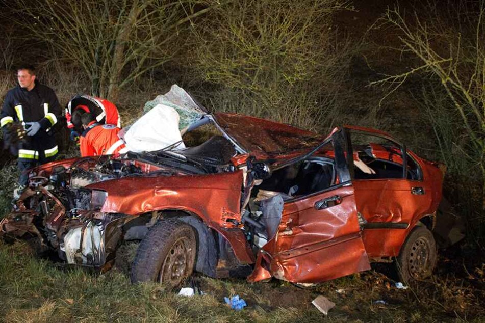 Der rote Honda Civic wurde bei dem Aufprall komplett zerstört.