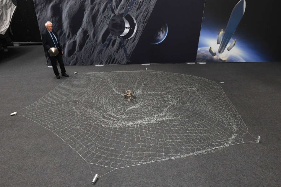 Ein Netz könnte zukünftig Weltraumschrott im All einfangen.