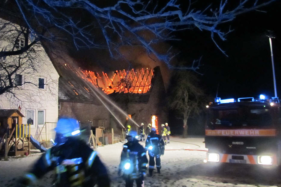 140 Feuerwehrmänner rückten zu dem Scheunenbrand aus