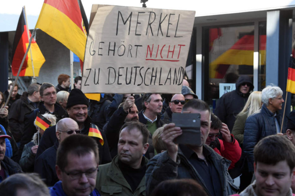 Teilnehmer der Demo "Kandel ist überall" demonstrieren in der Kleinstadt.