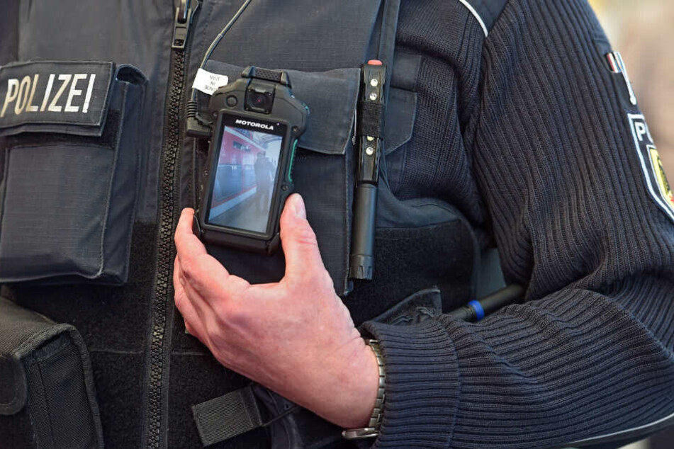 Diese Bodycams tragen die Beamten ab sofort mit sich herum.