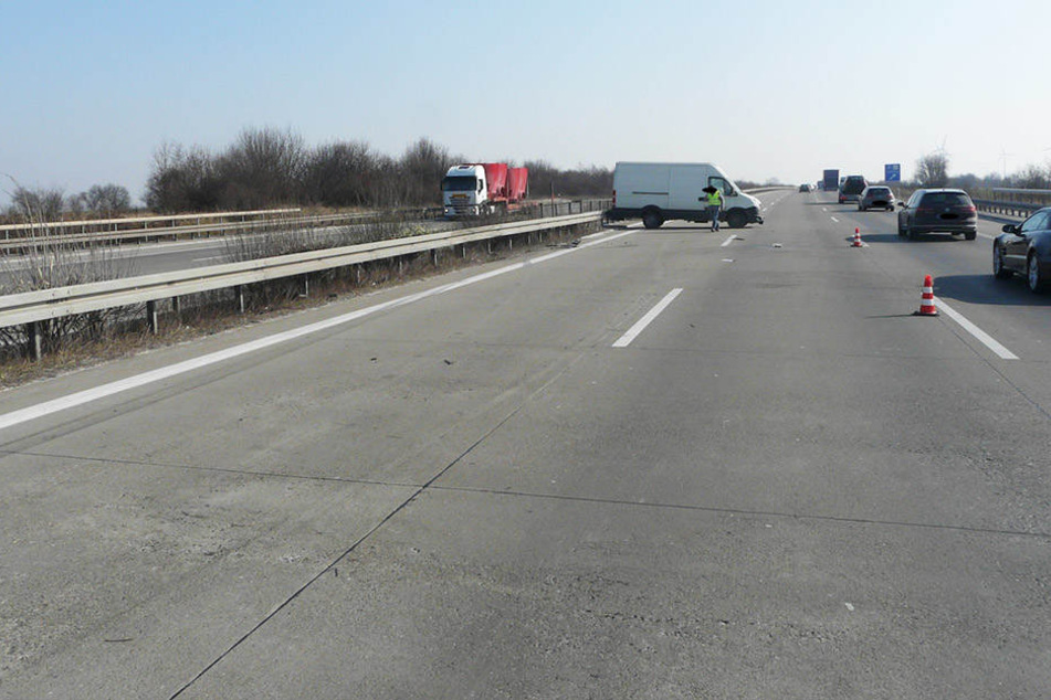 Quer auf der Fahrbahn kam der Kleintransporter zum Stehen.