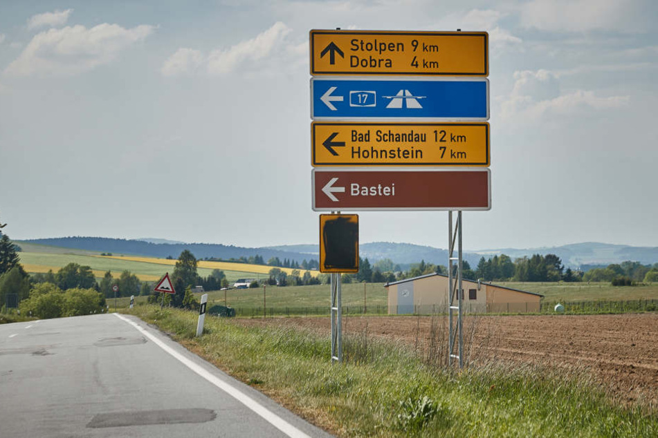 Hinweisschilder wurden jetzt mit schwarzer Farbe besprüht.